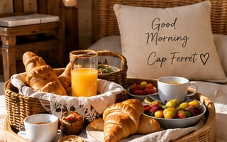 Plateau de petit-déjeuner avec viennoiseries, fruits et jus d'orange