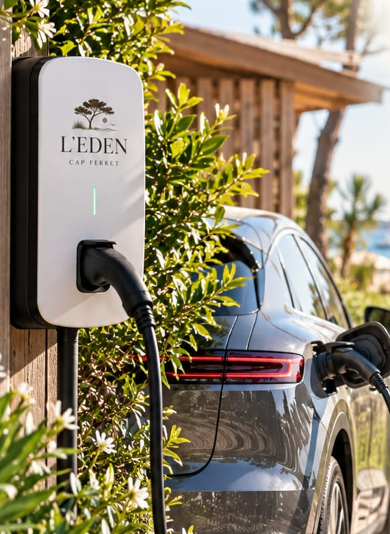 Borne de recharge L'Eden et voiture électrique branchée sous la pergola