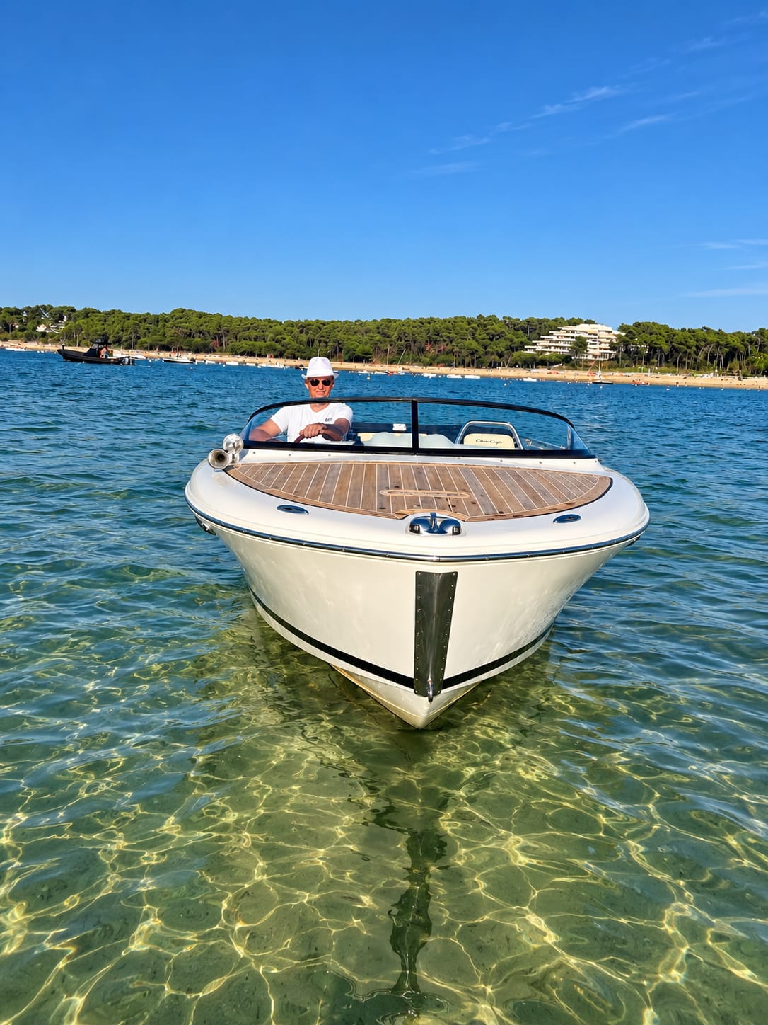 Le Chris-Craft au mouillage dans l'eau turquoise du Bassin