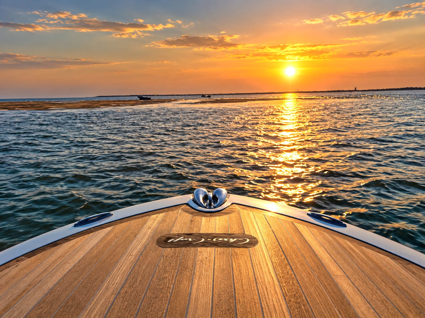 Proue du Chris-Craft face au coucher de soleil sur le Bassin d'Arcachon