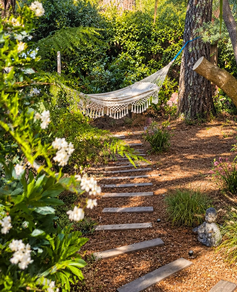Hamac suspendu sous les pins dans le jardin de L'Eden, Cap Ferret