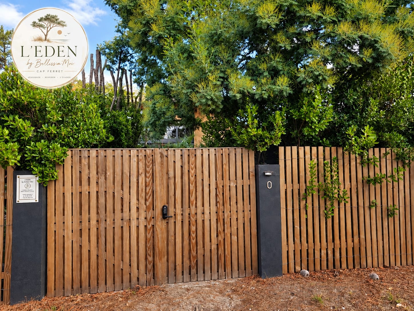 Entrée de L'Eden, portail bois avenue des Palombes
