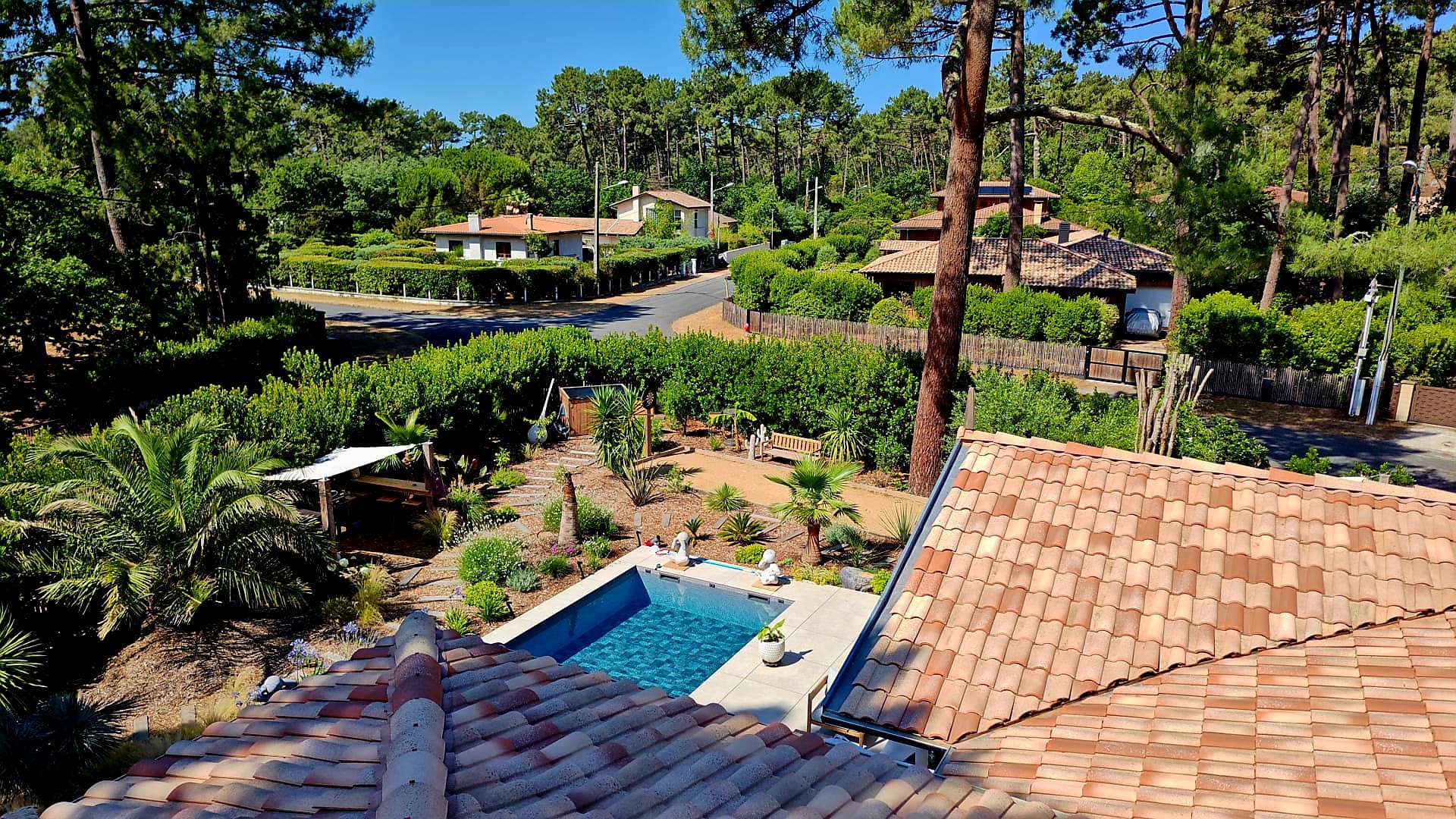 Vue aérienne de L'Eden, la piscine et le jardin dans la pinède