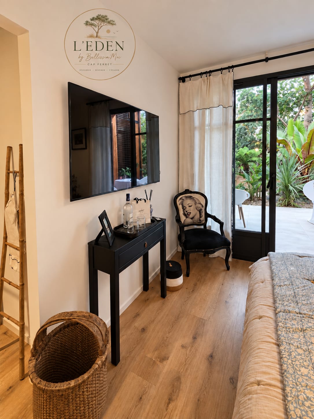 Coin console, TV et fauteuil de la chambre