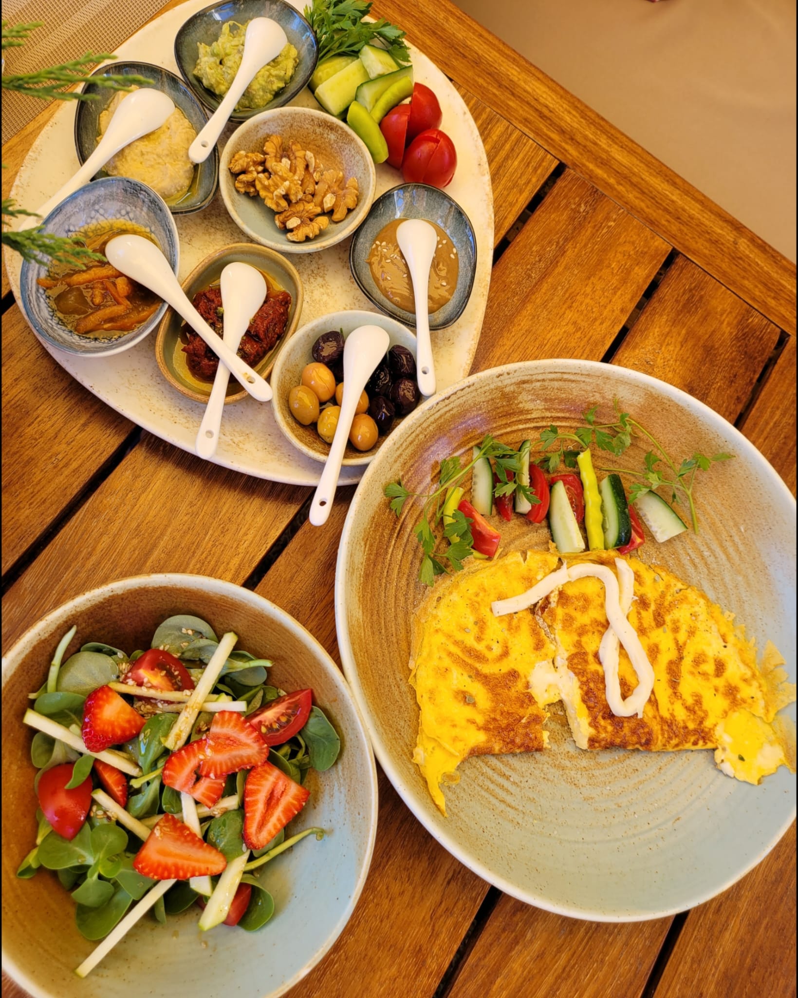 Brunch sain à L'Eden — omelette, mezzes, salade fraise