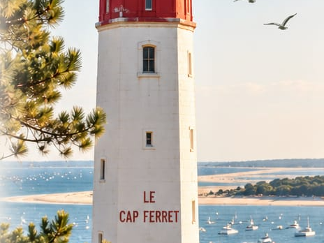 Le phare du Cap Ferret, sa lanterne rouge et le Bassin d'Arcachon en arrière-plan